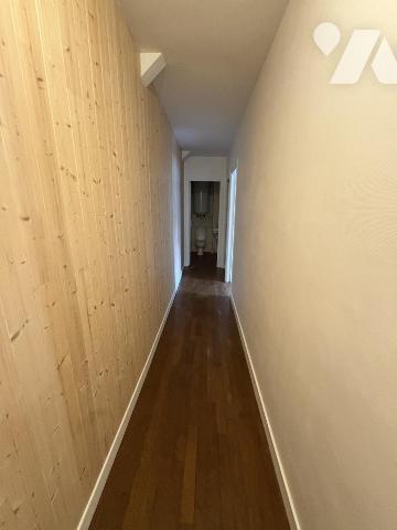 Maison d'habitation construite sur deux niveaux et comprenant 3 chambres et terrain à l'avant .