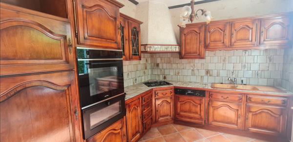 Vaulx-en-Velin (69120) Vendue en 1 mois. Belle maison plain-pied avec 3 chambres située sur un terrain de 838m2 arboré avec garage et