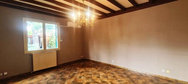 Vaulx-en-Velin (69120) Vendue en 1 mois. Belle maison plain-pied avec 3 chambres située sur un terrain de 838m2 arboré avec garage et