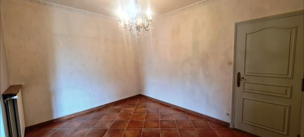 Vaulx-en-Velin (69120) Vendue en 1 mois. Belle maison plain-pied avec 3 chambres située sur un terrain de 838m2 arboré avec garage et