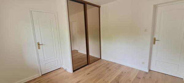 Vaulx-en-Velin (69120) Vendue en 1 mois. Belle maison plain-pied avec 3 chambres située sur un terrain de 838m2 arboré avec garage et