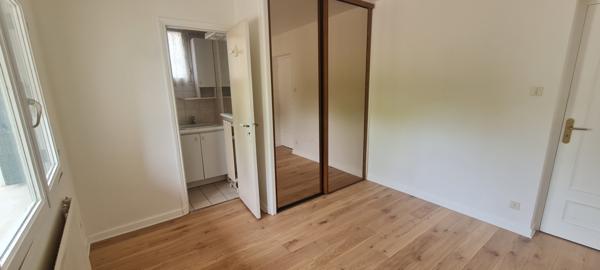 Vaulx-en-Velin (69120) Vendue en 1 mois. Belle maison plain-pied avec 3 chambres située sur un terrain de 838m2 arboré avec garage et