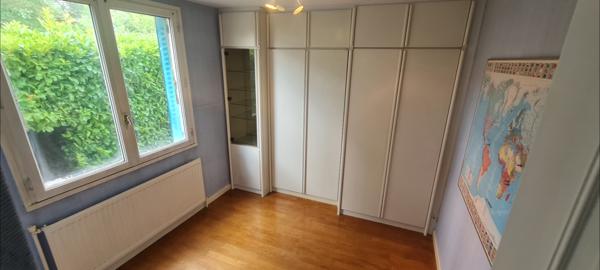 Vaulx-en-Velin (69120) Vendue en 1 mois. Belle maison plain-pied avec 3 chambres située sur un terrain de 838m2 arboré avec garage et