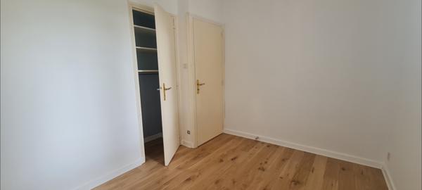 Vaulx-en-Velin (69120) Vendue en 1 mois. Belle maison plain-pied avec 3 chambres située sur un terrain de 838m2 arboré avec garage et