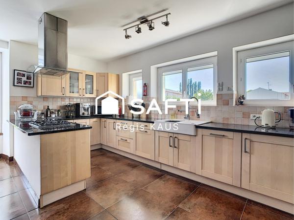 Maison en pierre 3-4 chambres avec piscine, dépendances et jardin paysagé