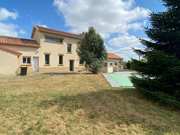 Maison dans Bressuire de 154 m2 avec commodités de plain pied et terrain de 1600m² avec piscine
