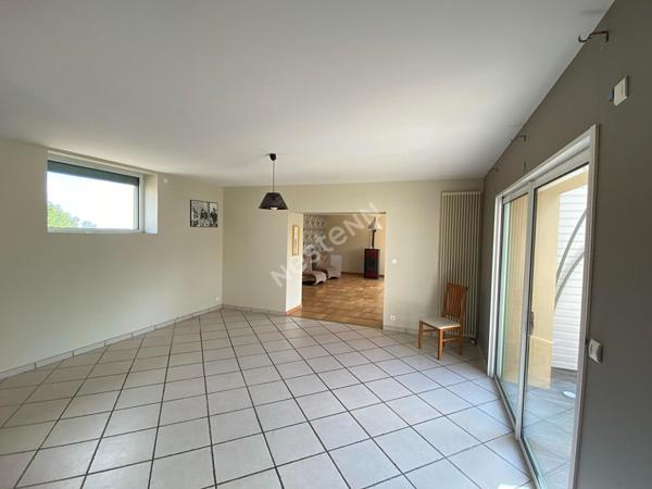 Maison dans Bressuire de 154 m2 avec commodités de plain pied et terrain de 1600m² avec piscine