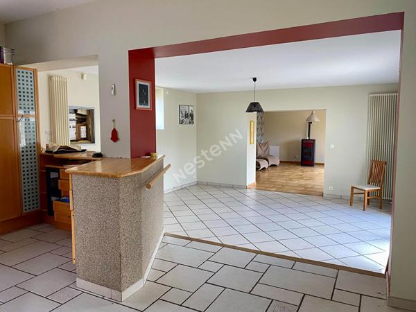 Maison dans Bressuire de 154 m2 avec commodités de plain pied et terrain de 1600m² avec piscine