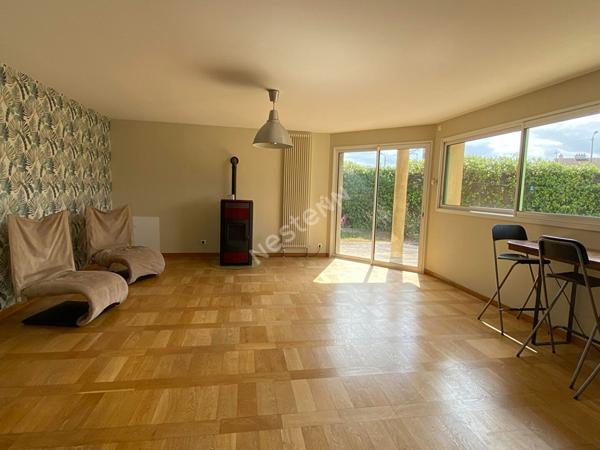 Maison dans Bressuire de 154 m2 avec commodités de plain pied et terrain de 1600m² avec piscine