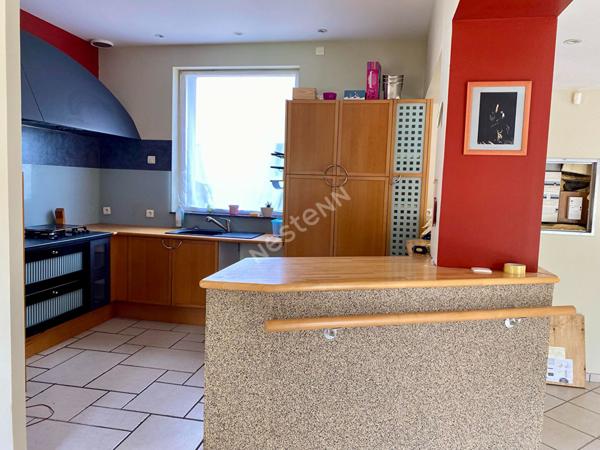 Maison dans Bressuire de 154 m2 avec commodités de plain pied et terrain de 1600m² avec piscine