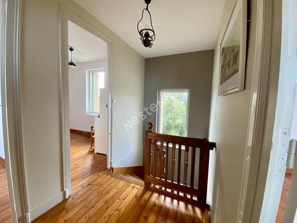 Maison dans Bressuire de 154 m2 avec commodités de plain pied et terrain de 1600m² avec piscine