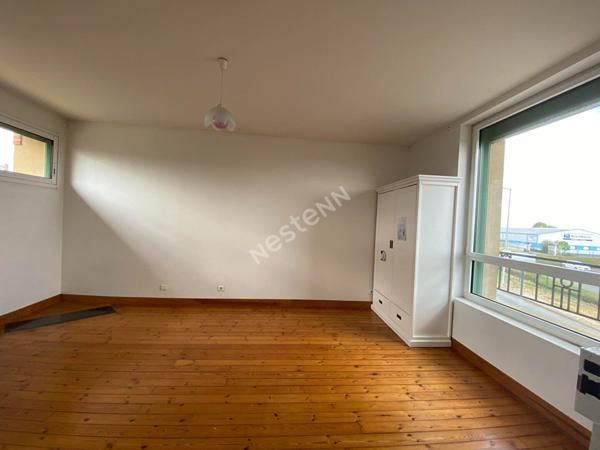 Maison dans Bressuire de 154 m2 avec commodités de plain pied et terrain de 1600m² avec piscine