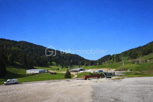 À vendre : Ferme d’exception de 303 m² au cœur du massif du Jura — potentiel rare !

Située au pied des pistes du Haut‑Jura, à deux pas de la frontière suisse et à seulement 1 h de l’aéroport de Genève, cette superbe ferme de 303 m² offre un cadre naturel spectaculaire et un potentiel immense pour un projet touristique ou résidentiel.

 Un environnement privilégié
Terrain de 5 775 m² avec grand parking pour accueillir de nombreux véhicules

Un espace modulable selon vos projets

 Un bien partiellement rénové au potentiel exceptionnel
Cette ferme peut facilement être transformée en :

Restaurant

Gîte ou chambres d’hôtes

Habitation privée de caractère

Projet touristique haut de gamme
Vue panoramique a couper le souffle imprenable sur les montagnes

Accès immédiat aux activités de pleine nature : ski, randonnée, VTT, raquettes

 Rez-de-chaussée : un espace professionnel déjà opérationnel
Grande pièce bar ouverte sur une cuisine professionnelle équipée

Deux salles de restauration chaleureuses, idéales pour de nombreux couverts

Deux réserves (dont une attenante à la cuisine)

Deux sanitaires

Cave, remise, grange, couloir

 Premier étage : un appartement à rénover
Trois chambres

Un salon

Un espace modulable selon vos projets

 Un bien partiellement rénové au potentiel exceptionnel
Cette ferme peut facilement être transformée en :

Restaurant

Gîte ou chambres d’hôtes

Habitation privée de caractère

Projet touristique haut de gamme

Son emplacement stratégique et son charme authentique en font une opportunité rare dans une région très recherchée pour son attractivité naturelle et sportive.
