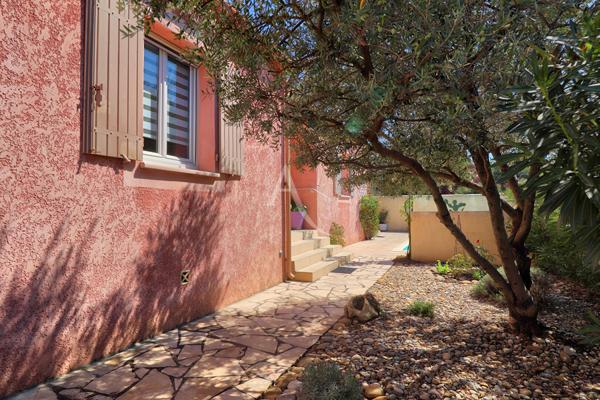 VILLA AVEC PISCINE JARDIN PAYSAGE ET GARAGE AU CALME ABSOLU