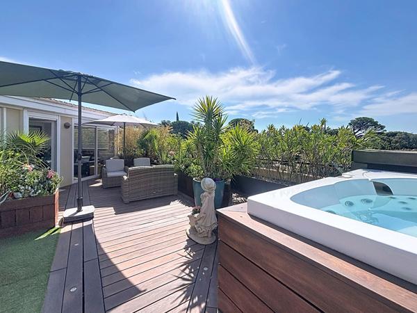 FREJUS - VILLA SUR LE TOIT T4 DE 103 M² TERRASSE DE PLUS DE 50 M² AVEC JACUZZI