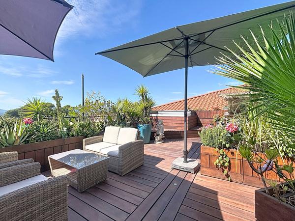 FREJUS - VILLA SUR LE TOIT T4 DE 103 M² TERRASSE DE PLUS DE 50 M² AVEC JACUZZI