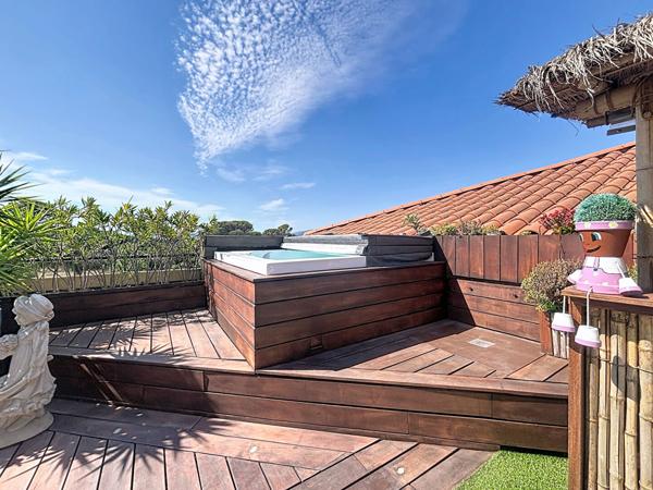 FREJUS - VILLA SUR LE TOIT T4 DE 103 M² TERRASSE DE PLUS DE 50 M² AVEC JACUZZI