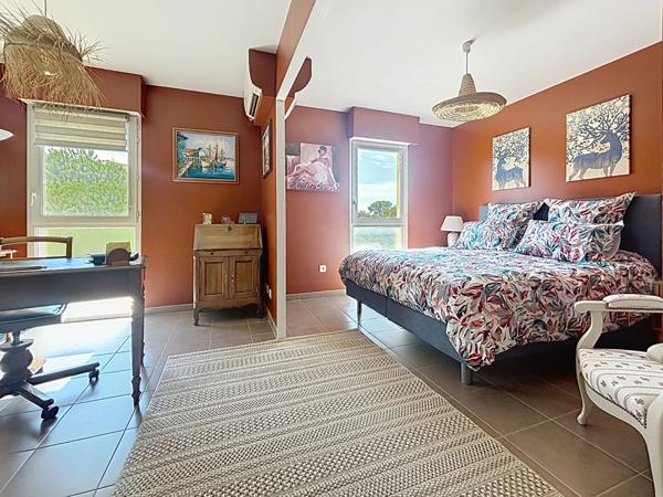 FREJUS - VILLA SUR LE TOIT T4 DE 103 M² TERRASSE DE PLUS DE 50 M² AVEC JACUZZI