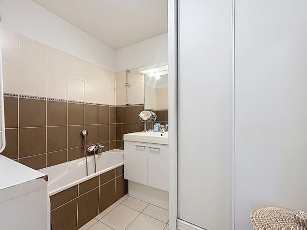 FREJUS - VILLA SUR LE TOIT T4 DE 103 M² TERRASSE DE PLUS DE 50 M² AVEC JACUZZI