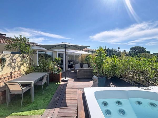 FREJUS - VILLA SUR LE TOIT T4 DE 103 M² TERRASSE DE PLUS DE 50 M² AVEC JACUZZI