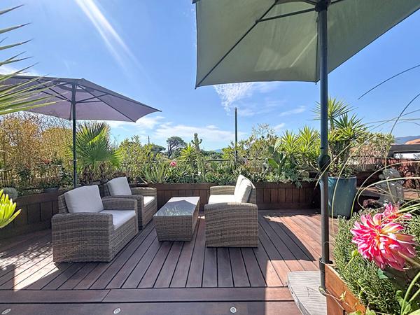FREJUS - VILLA SUR LE TOIT T4 DE 103 M² TERRASSE DE PLUS DE 50 M² AVEC JACUZZI