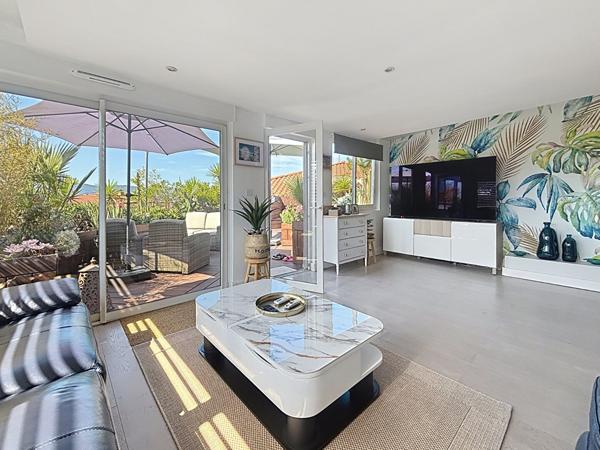 FREJUS - VILLA SUR LE TOIT T4 DE 103 M² TERRASSE DE PLUS DE 50 M² AVEC JACUZZI