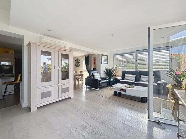 FREJUS - VILLA SUR LE TOIT T4 DE 103 M² TERRASSE DE PLUS DE 50 M² AVEC JACUZZI