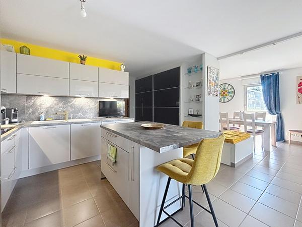 FREJUS - VILLA SUR LE TOIT T4 DE 103 M² TERRASSE DE PLUS DE 50 M² AVEC JACUZZI