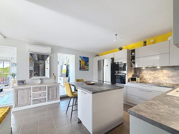 FREJUS - VILLA SUR LE TOIT T4 DE 103 M² TERRASSE DE PLUS DE 50 M² AVEC JACUZZI