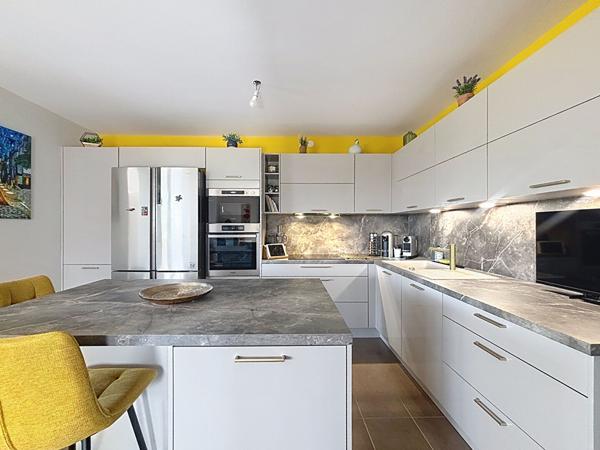 FREJUS - VILLA SUR LE TOIT T4 DE 103 M² TERRASSE DE PLUS DE 50 M² AVEC JACUZZI