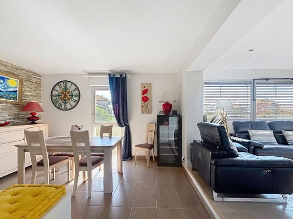 FREJUS - VILLA SUR LE TOIT T4 DE 103 M² TERRASSE DE PLUS DE 50 M² AVEC JACUZZI