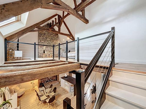 Duplex clé en main ; 105m² ; cachet, pierres et poutres apparentes ; 3 chambres - Hennebont, rive droite.