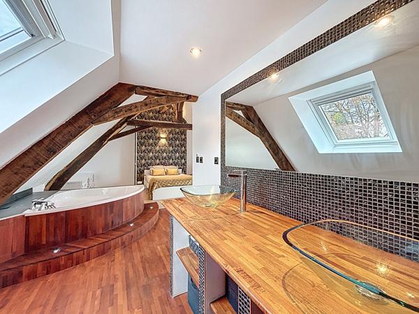 Duplex clé en main ; 105m² ; cachet, pierres et poutres apparentes ; 3 chambres - Hennebont, rive droite.