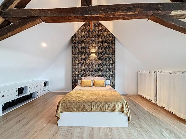 Duplex clé en main ; 105m² ; cachet, pierres et poutres apparentes ; 3 chambres - Hennebont, rive droite.