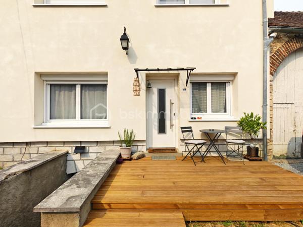 Située sur la commune de Souppes-sur-Loing dans une zone non inondable, proche des commodités.

Cette maison vous propose au rdc:
Un séjour salle à manger et cuisine ouverte aménagée et équipée, un wc, un cellier/buanderie.

À l'étage, une suite parentale avec salle de douche et WC, une chambre+salle de dressing, une salle de douche, une chambre.

Extérieur :
Bâtiment annexe type dépendance en pierre.
Cave voûtée avec puit équipée d'une pompe de relevage.
2 Atelier.
Garage.