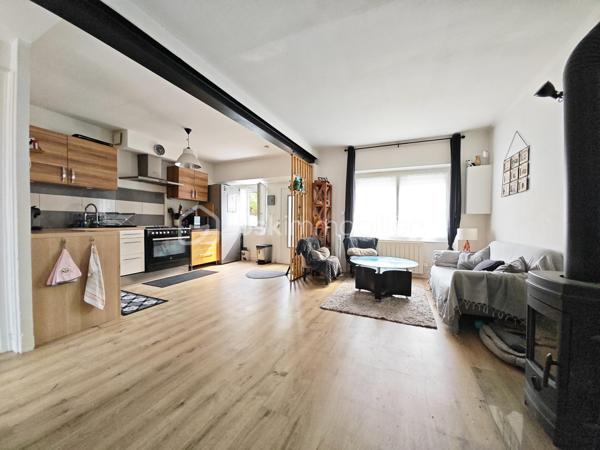 Située sur la commune de Souppes-sur-Loing dans une zone non inondable, proche des commodités.

Cette maison vous propose au rdc:
Un séjour salle à manger et cuisine ouverte aménagée et équipée, un wc, un cellier/buanderie.

À l'étage, une suite parentale avec salle de douche et WC, une chambre+salle de dressing, une salle de douche, une chambre.

Extérieur :
Bâtiment annexe type dépendance en pierre.
Cave voûtée avec puit équipée d'une pompe de relevage.
2 Atelier.
Garage.