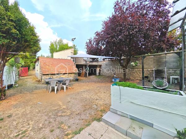 Située sur la commune de Souppes-sur-Loing dans une zone non inondable, proche des commodités.

Cette maison vous propose au rdc:
Un séjour salle à manger et cuisine ouverte aménagée et équipée, un wc, un cellier/buanderie.

À l'étage, une suite parentale avec salle de douche et WC, une chambre+salle de dressing, une salle de douche, une chambre.

Extérieur :
Bâtiment annexe type dépendance en pierre.
Cave voûtée avec puit équipée d'une pompe de relevage.
2 Atelier.
Garage.