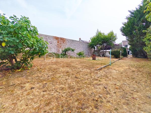 Située sur la commune de Souppes-sur-Loing dans une zone non inondable, proche des commodités.

Cette maison vous propose au rdc:
Un séjour salle à manger et cuisine ouverte aménagée et équipée, un wc, un cellier/buanderie.

À l'étage, une suite parentale avec salle de douche et WC, une chambre+salle de dressing, une salle de douche, une chambre.

Extérieur :
Bâtiment annexe type dépendance en pierre.
Cave voûtée avec puit équipée d'une pompe de relevage.
2 Atelier.
Garage.