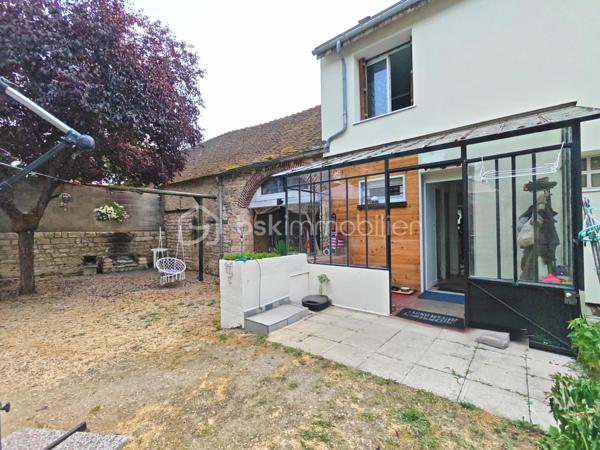 Située sur la commune de Souppes-sur-Loing dans une zone non inondable, proche des commodités.

Cette maison vous propose au rdc:
Un séjour salle à manger et cuisine ouverte aménagée et équipée, un wc, un cellier/buanderie.

À l'étage, une suite parentale avec salle de douche et WC, une chambre+salle de dressing, une salle de douche, une chambre.

Extérieur :
Bâtiment annexe type dépendance en pierre.
Cave voûtée avec puit équipée d'une pompe de relevage.
2 Atelier.
Garage.