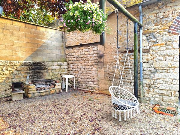 Située sur la commune de Souppes-sur-Loing dans une zone non inondable, proche des commodités.

Cette maison vous propose au rdc:
Un séjour salle à manger et cuisine ouverte aménagée et équipée, un wc, un cellier/buanderie.

À l'étage, une suite parentale avec salle de douche et WC, une chambre+salle de dressing, une salle de douche, une chambre.

Extérieur :
Bâtiment annexe type dépendance en pierre.
Cave voûtée avec puit équipée d'une pompe de relevage.
2 Atelier.
Garage.