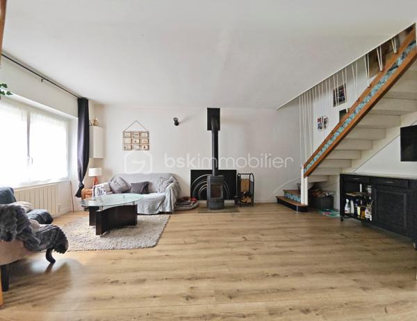 Située sur la commune de Souppes-sur-Loing dans une zone non inondable, proche des commodités.

Cette maison vous propose au rdc:
Un séjour salle à manger et cuisine ouverte aménagée et équipée, un wc, un cellier/buanderie.

À l'étage, une suite parentale avec salle de douche et WC, une chambre+salle de dressing, une salle de douche, une chambre.

Extérieur :
Bâtiment annexe type dépendance en pierre.
Cave voûtée avec puit équipée d'une pompe de relevage.
2 Atelier.
Garage.