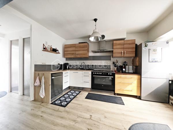 Située sur la commune de Souppes-sur-Loing dans une zone non inondable, proche des commodités.

Cette maison vous propose au rdc:
Un séjour salle à manger et cuisine ouverte aménagée et équipée, un wc, un cellier/buanderie.

À l'étage, une suite parentale avec salle de douche et WC, une chambre+salle de dressing, une salle de douche, une chambre.

Extérieur :
Bâtiment annexe type dépendance en pierre.
Cave voûtée avec puit équipée d'une pompe de relevage.
2 Atelier.
Garage.