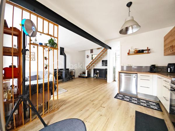 Située sur la commune de Souppes-sur-Loing dans une zone non inondable, proche des commodités.

Cette maison vous propose au rdc:
Un séjour salle à manger et cuisine ouverte aménagée et équipée, un wc, un cellier/buanderie.

À l'étage, une suite parentale avec salle de douche et WC, une chambre+salle de dressing, une salle de douche, une chambre.

Extérieur :
Bâtiment annexe type dépendance en pierre.
Cave voûtée avec puit équipée d'une pompe de relevage.
2 Atelier.
Garage.