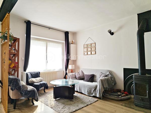 Située sur la commune de Souppes-sur-Loing dans une zone non inondable, proche des commodités.

Cette maison vous propose au rdc:
Un séjour salle à manger et cuisine ouverte aménagée et équipée, un wc, un cellier/buanderie.

À l'étage, une suite parentale avec salle de douche et WC, une chambre+salle de dressing, une salle de douche, une chambre.

Extérieur :
Bâtiment annexe type dépendance en pierre.
Cave voûtée avec puit équipée d'une pompe de relevage.
2 Atelier.
Garage.
