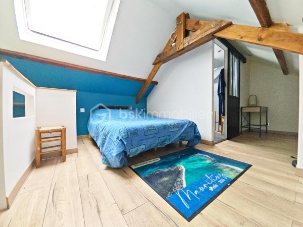 Située sur la commune de Souppes-sur-Loing dans une zone non inondable, proche des commodités.

Cette maison vous propose au rdc:
Un séjour salle à manger et cuisine ouverte aménagée et équipée, un wc, un cellier/buanderie.

À l'étage, une suite parentale avec salle de douche et WC, une chambre+salle de dressing, une salle de douche, une chambre.

Extérieur :
Bâtiment annexe type dépendance en pierre.
Cave voûtée avec puit équipée d'une pompe de relevage.
2 Atelier.
Garage.