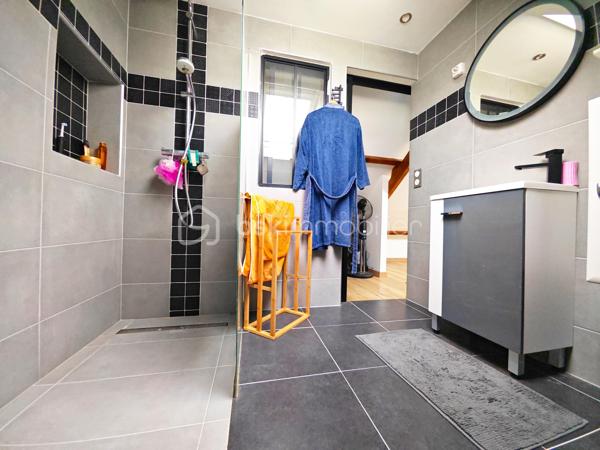 Située sur la commune de Souppes-sur-Loing dans une zone non inondable, proche des commodités.

Cette maison vous propose au rdc:
Un séjour salle à manger et cuisine ouverte aménagée et équipée, un wc, un cellier/buanderie.

À l'étage, une suite parentale avec salle de douche et WC, une chambre+salle de dressing, une salle de douche, une chambre.

Extérieur :
Bâtiment annexe type dépendance en pierre.
Cave voûtée avec puit équipée d'une pompe de relevage.
2 Atelier.
Garage.