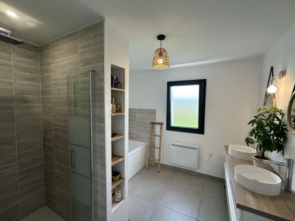 Oloron-Sainte-Marie (64400) Proche d’Oloron Sainte Marie, plain-pied incontournable de 2021 à l’état neuf !