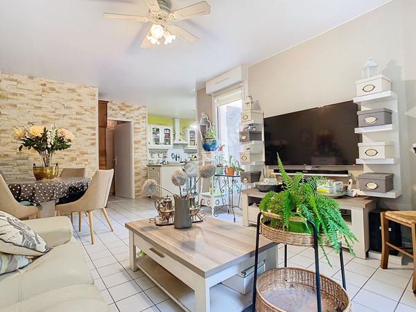 A vendre Angers Lac de Maine, appartement type 4 en souplex, environnement calme,3 chambres,dressing,cuisine aménagée équipée, balcon plus jardinet privatif, cave et garage fermé.