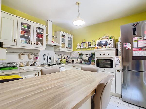 A vendre Angers Lac de Maine, appartement type 4 en souplex, environnement calme,3 chambres,dressing,cuisine aménagée équipée, balcon plus jardinet privatif, cave et garage fermé.