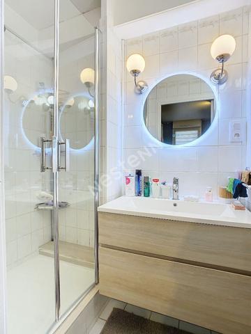 A vendre Angers Lac de Maine, appartement type 4 en souplex, environnement calme,3 chambres,dressing,cuisine aménagée équipée, balcon plus jardinet privatif, cave et garage fermé.